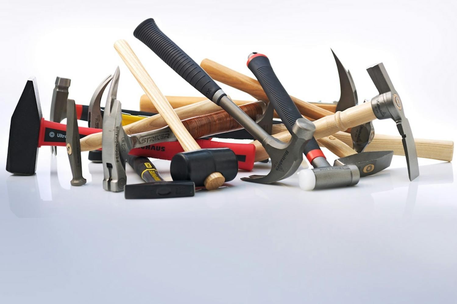 Hammare: Ofta lönar det sig att välja en så lätt variant som möjligt av ett verktyg. Men när det gäller hammare kan det vara bättre med en lite tyngre modell som levererar mer slagstyrka. Hammare: Ofta lönar det sig att välja en så lätt variant som möjligt av ett verktyg. Men när det gäller hammare kan det vara bättre med en lite tyngre modell som levererar mer slagstyrka.